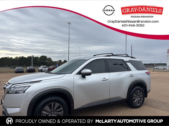 2024 Nissan Pathfinder SV's photo