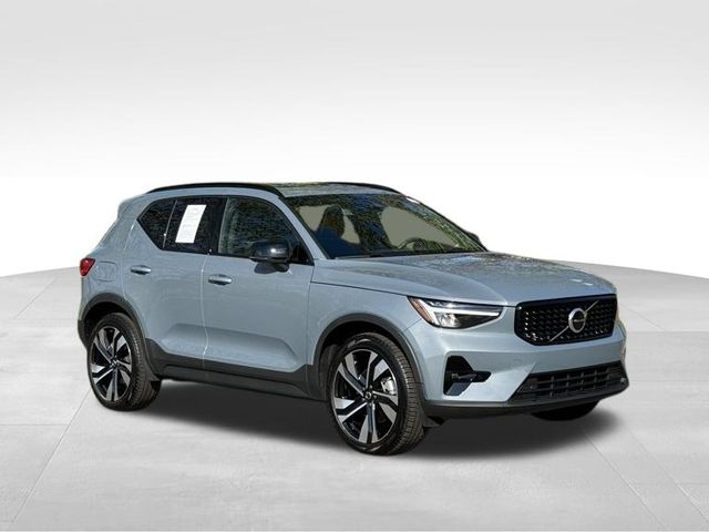 2023 Volvo XC40 B5 Plus Dark Theme 7