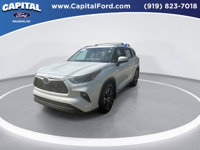 Used 2023 Beige Toyota XLE image 4