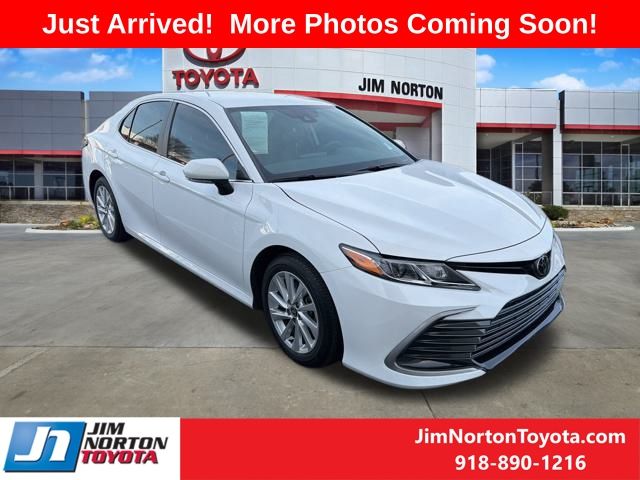 2024 Toyota Camry LE's photo