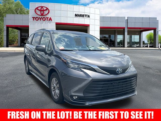 2025 Toyota Sienna XLE 8-Passenger Hybrid FWD's photo