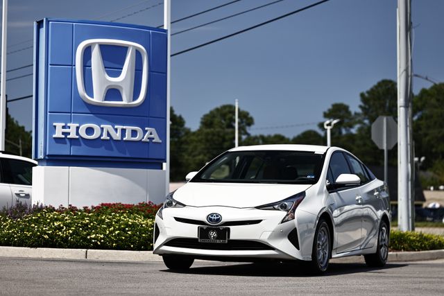 White (Blizzard Pearl) 2017 Toyota Prius Hatchback Front-Wheel Drive Continuously Variable Transmission