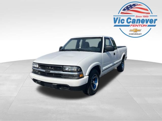 Summit White 1998 Chevrolet S-10 Pickup Truck Rear-Wheel Drive 5-Speed Manual