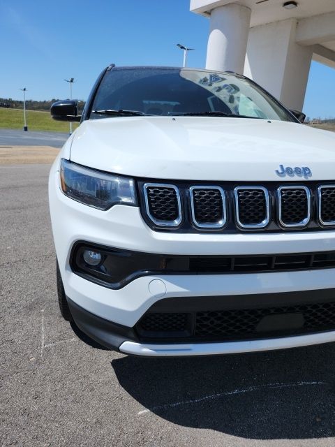 Used 2024 White/off-white Jeep Limited image 15