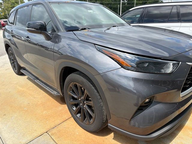 Used 2022 Gray Toyota LE image 5