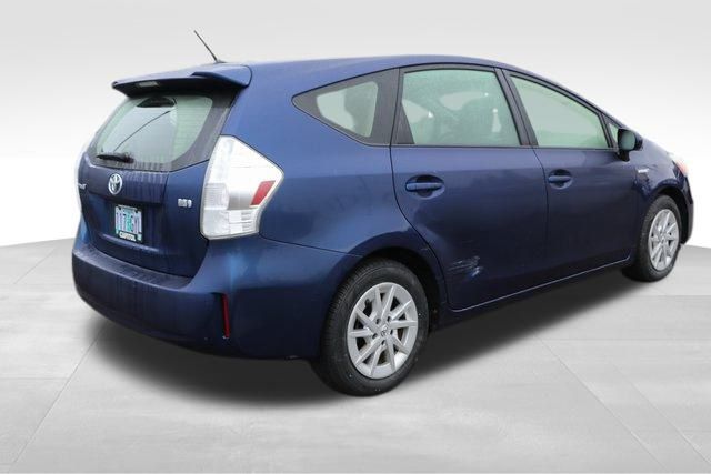 2014 Toyota Prius v Two 17