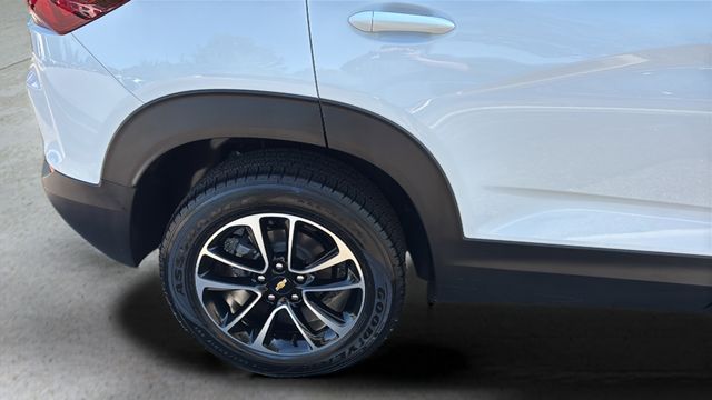 Used 2025 White Chevrolet LT image 34
