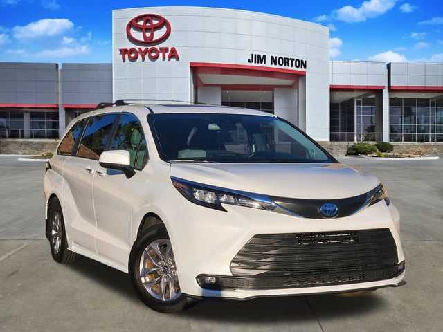 2025 Toyota Sienna XLE's photo