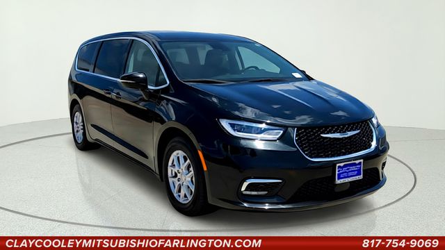 Brilliant Black Crystal Pearlcoat 2023 Chrysler Pacifica Minivan Front-Wheel Drive 9-Speed Automatic