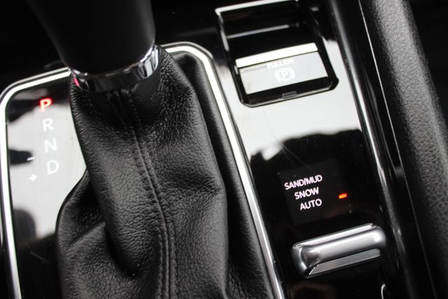Used 2024 White Jeep Latitude image 9