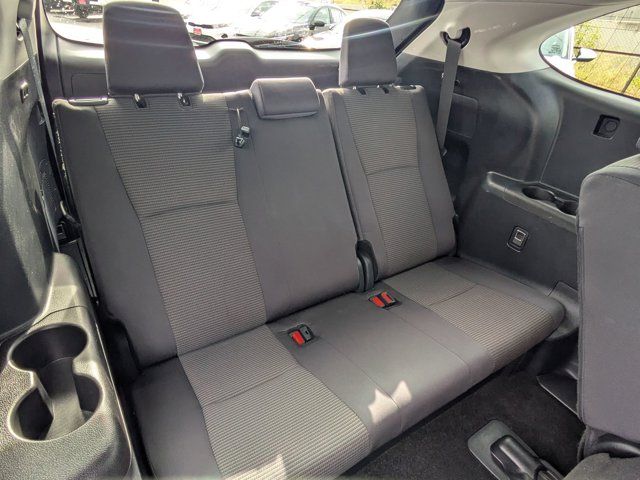 2025 Toyota Highlander LE - Photo 8