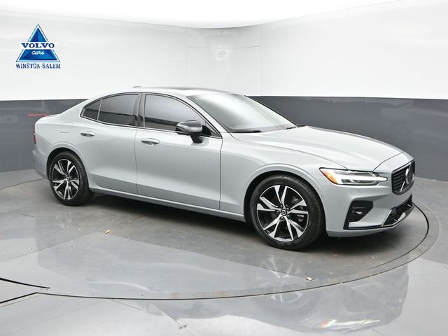 2025 Volvo S60 Gris (Vapour Gray Metallic) Sedán Tracción delantera Automática