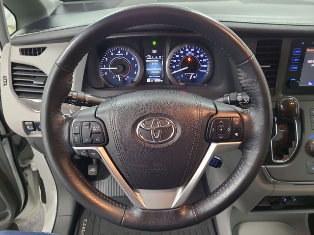2015 – Toyota – Sienna