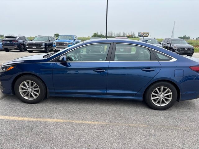 Used 2019 Lakeside Blue Hyundai SE image 4