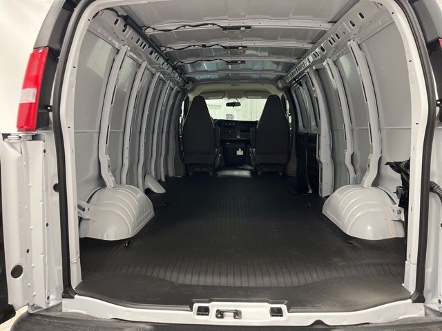 New 2026 Summit White Chevrolet Work Van image 22