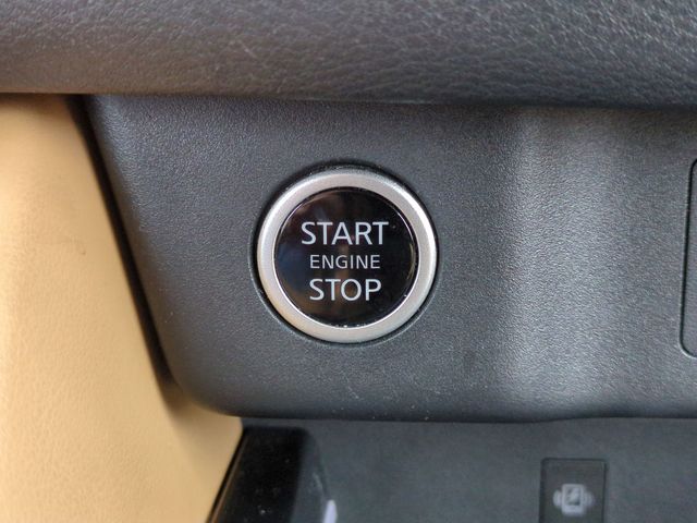 Used 2021 White Nissan Platinum image 26
