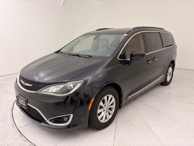 2017 Chrysler Pacifica Touring-L's photo