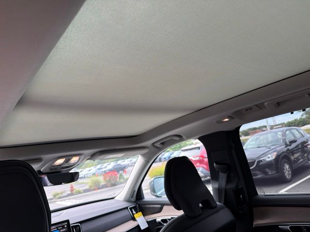New 2027 Green Volvo B6 Plus 7-Seater image 9