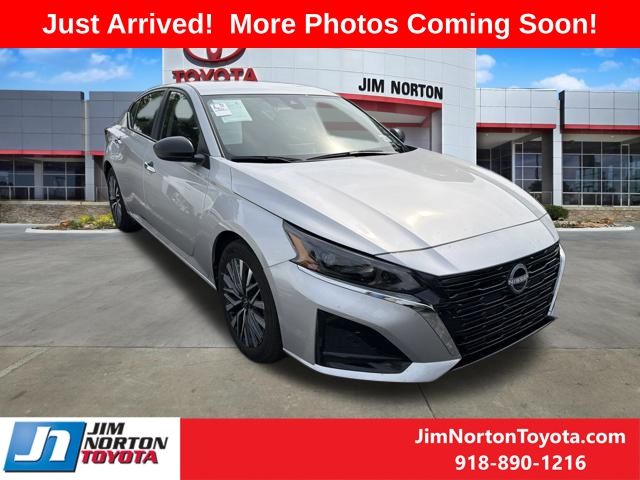 Brilliant Silver Metallic 2025 Nissan Altima Sedan Front-Wheel Drive Continuously Variable Transmission