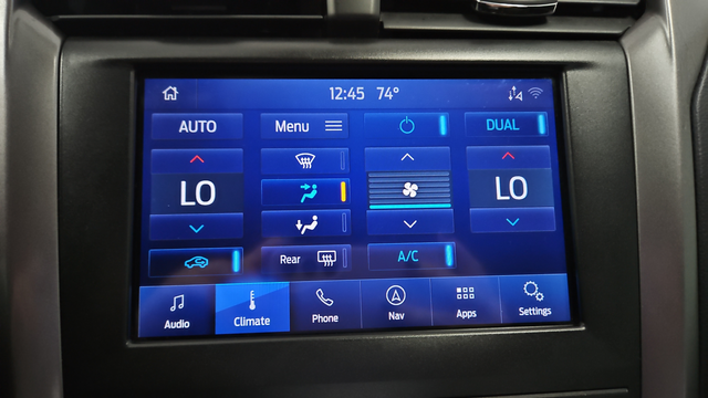 Used 2020 Oxford White Ford SE image 32