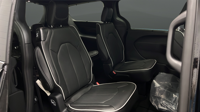 New 2027 Diamond Black Crystal Pearlcoat Chrysler Limited image 24