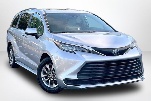 2021 Toyota Sienna LE 8-Passenger Hybrid FWD's photo