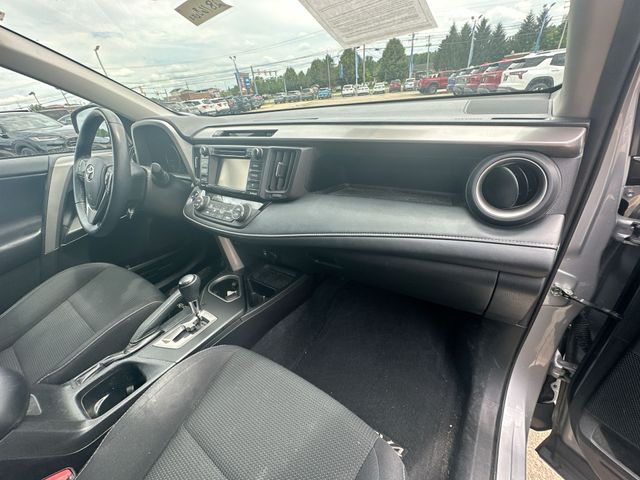 Used 2018 Silver Toyota XLE image 31