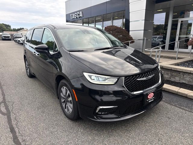 Brilliant Black Crystal Pearlcoat 2023 Chrysler Pacifica Hybrid Minivan Front-Wheel Drive Continuously Variable Transmission