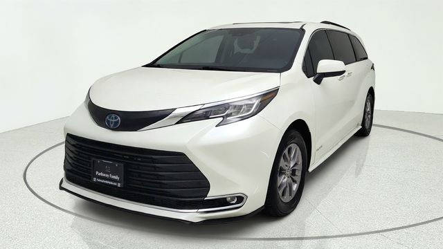 2021 Toyota Sienna XLE White at Community Toyota