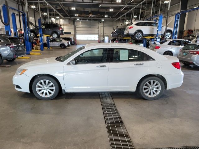 2013 Chrysler 200 Limited FWD Sedan
