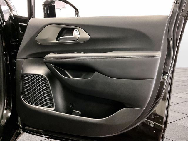2025 Chrysler Pacifica Select Black at Auto Express Mitsubishi