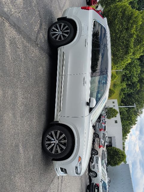Certified Used 2023 White Volvo B6 Plus 7-Seater image 10