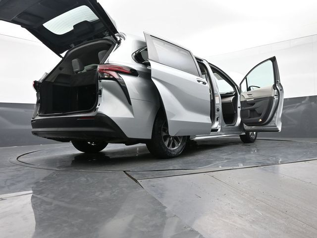 2021 Toyota Sienna XLE 57