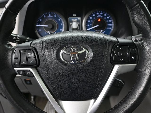 2017 Toyota Sienna XLE 23