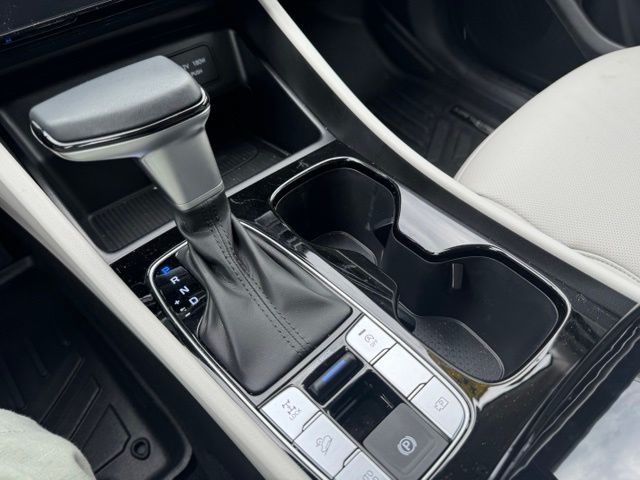 Used 2025 White Hyundai SEL Convenience image 26