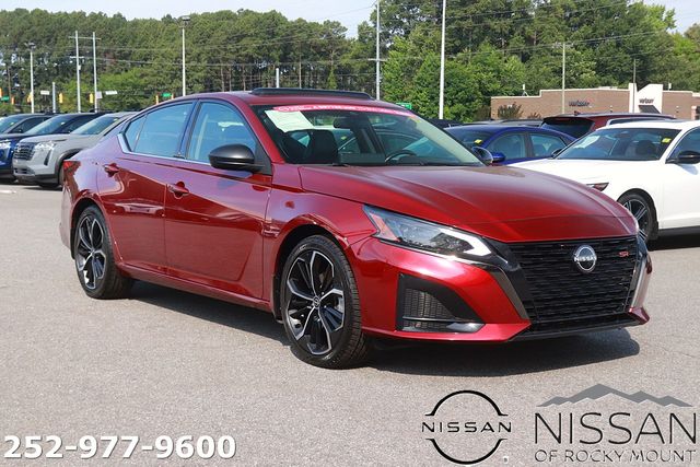 Red (Scarlet Ember Tintcoat) 2023 Nissan Altima 2.5 SR FWD Sedan Front-Wheel Drive Continuously Variable Transmission