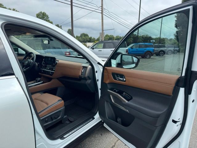 Used 2025 White Nissan Platinum image 14
