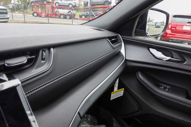 new 2025 Jeep Grand Cherokee car, priced at $40,720