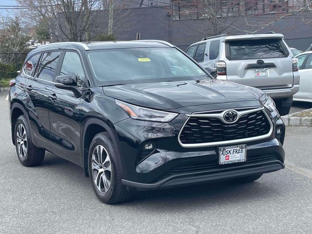 Midnight Black Metallic 2024 Toyota Highlander XLE AWD SUV / Crossover All-Wheel Drive 8-Speed Automatic