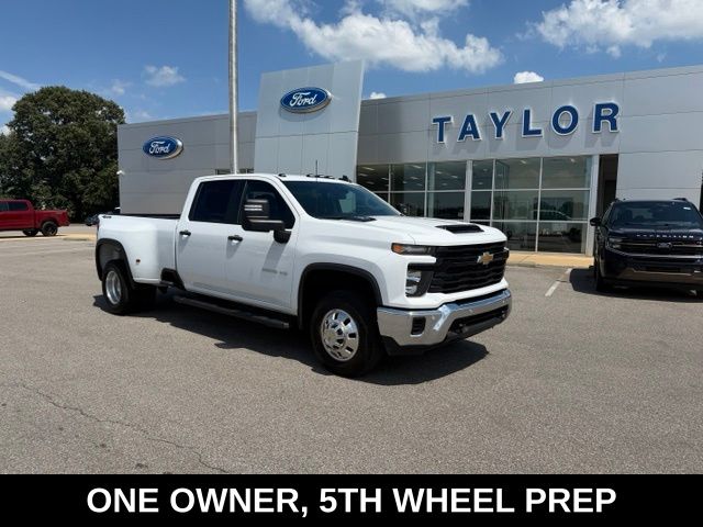 Summit White 2025 Chevrolet Silverado 3500HD Work Truck Crew Cab 4WD Pickup Truck Four-Wheel Drive Automatic