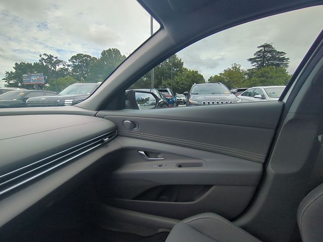 Used 2025 White Hyundai SEL Sport image 12