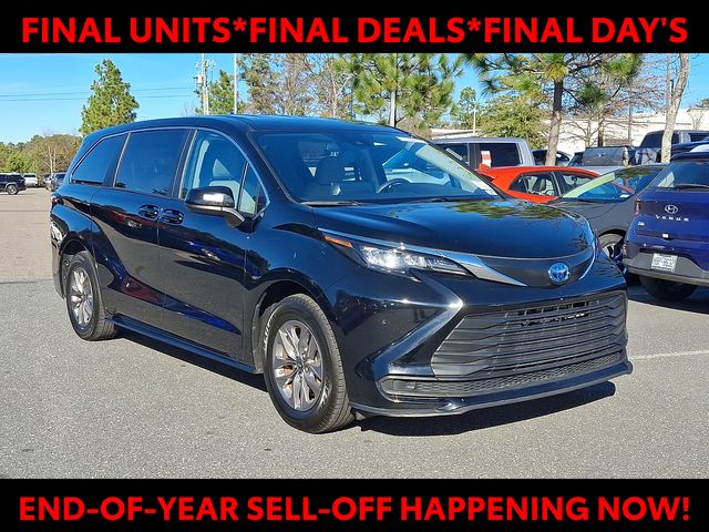 2024 Toyota Sienna LE's photo