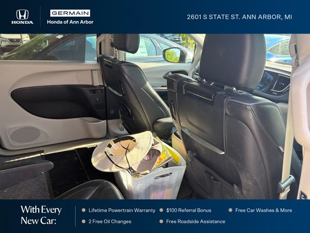 Used 2019 Brilliant Black Crystal Pearlcoat Chrysler Limited image 12