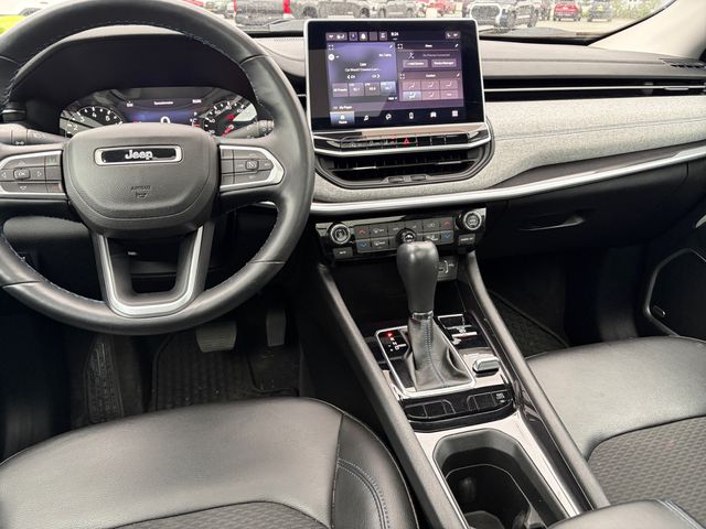Used 2022 Gray Jeep Latitude image 18