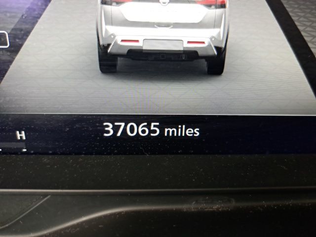 Used 2024 White Nissan Platinum image 22