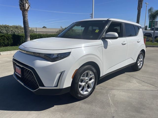 Snow White Pearl 2024 Kia Soul LX FWD SUV / Crossover Front-Wheel Drive Continuously Variable Transmission