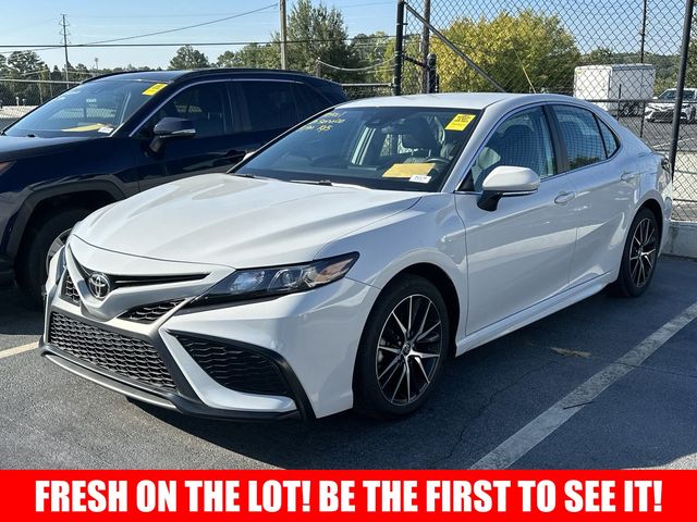 2022 Toyota Camry SE 3