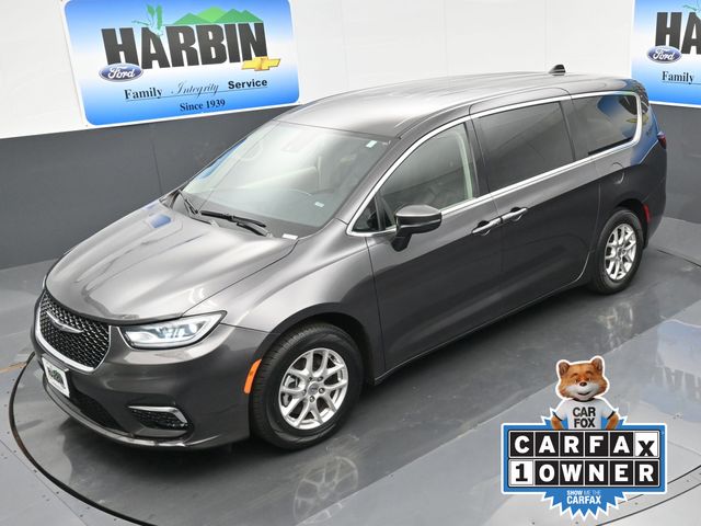 2023 Chrysler Pacifica Touring L photo