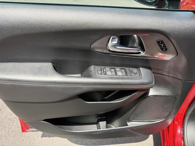 Used 2025 Chrysler Pacifica Van