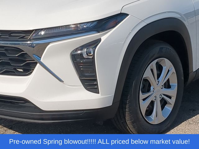 Used 2025 Summit White Chevrolet LS image 17